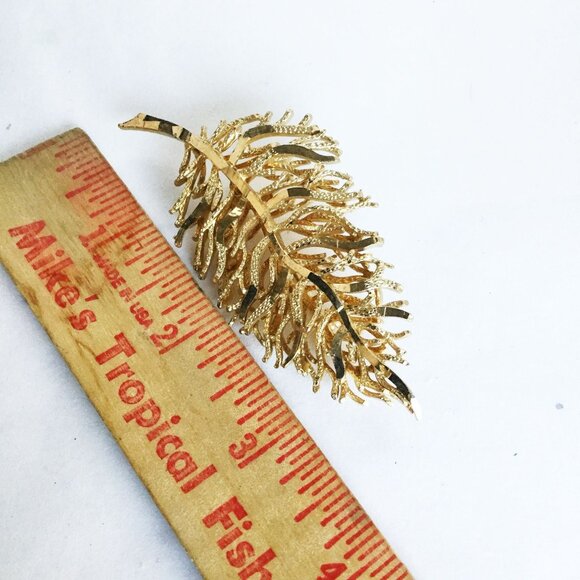 Statement leaf pin Coro designer signed ornate leaf brooch classic design brooch - Picture 4 of 4